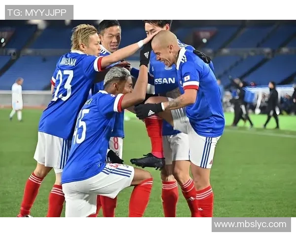 横滨水手船与神户胜利的激烈对决展现足球魅力与团队精神